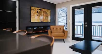 Luxurious romantic retreat w/gorgeous lake views!