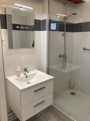 Shower, towels
