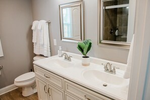 Combined shower/bathtub, towels, soap, shampoo - Rose of Sharon Home - 14 Min to Downtown Knoxville (Knoxville)