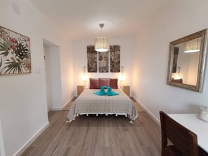 1 habitación, tabla de planchar con plancha, wifi gratis y ropa de cama 