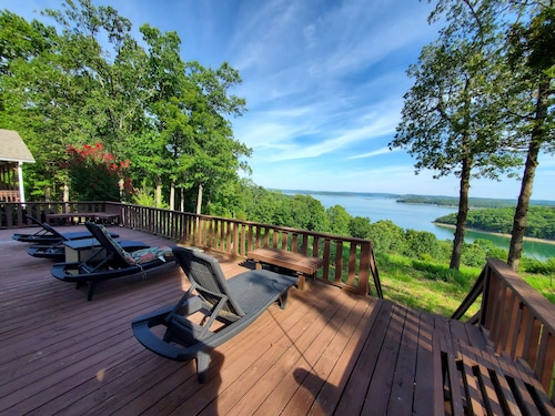 KINGSVIEW - Private Lakefront Acreage-Magnificent Lakeview-4200 Sq Ft!!!
