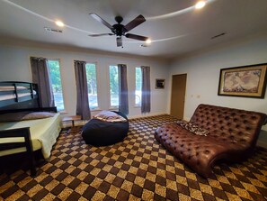 4 bedrooms, desk, free WiFi, bed sheets