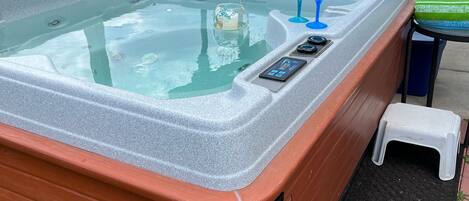 Bañera de hidromasaje al aire libre