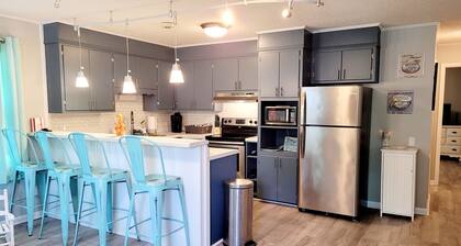 KING bed--Walk to Food & Entertainment in Downtown Newport