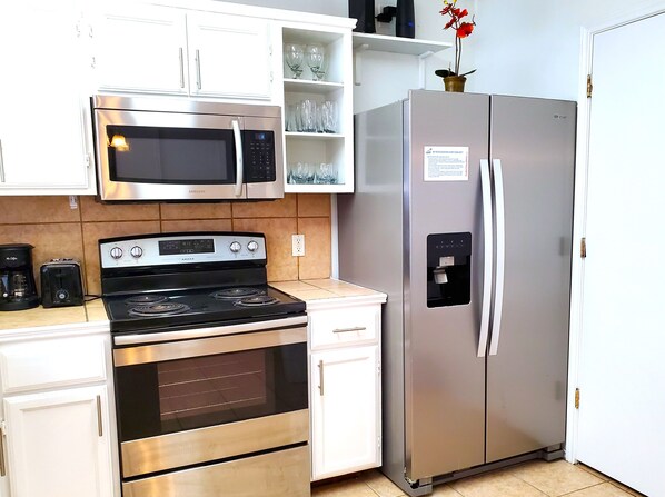 Fridge, microwave, oven, stovetop - Hamburg Retreat - 3BD/2BA Home, Private Yard! (Brownsville)
