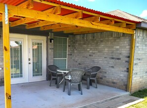 Outdoor dining - Hamburg Retreat - 3BD/2BA Home, Private Yard! (Brownsville)