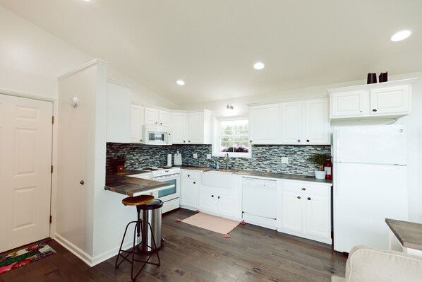 Refrigerador, microondas, horno, placa de cocina