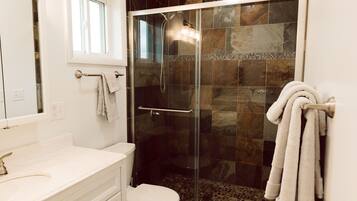 Douche, serviettes fournies, papier toilette