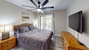 2 bedrooms, iron/ironing board, travel cot, free WiFi - Beautiful Condo, Steps from Table Rock Lake & Silver Dollar City (Branson)