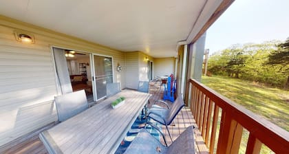 Beautiful Condo, Steps from Table Rock Lake & Silver Dollar City