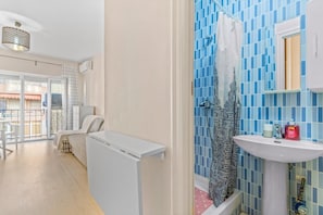 Dusche, Haartrockner, HandtĂŒcher, Toilettenpapier