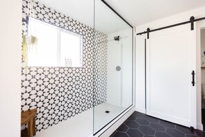 Combined shower/tub, hair dryer, towels, soap