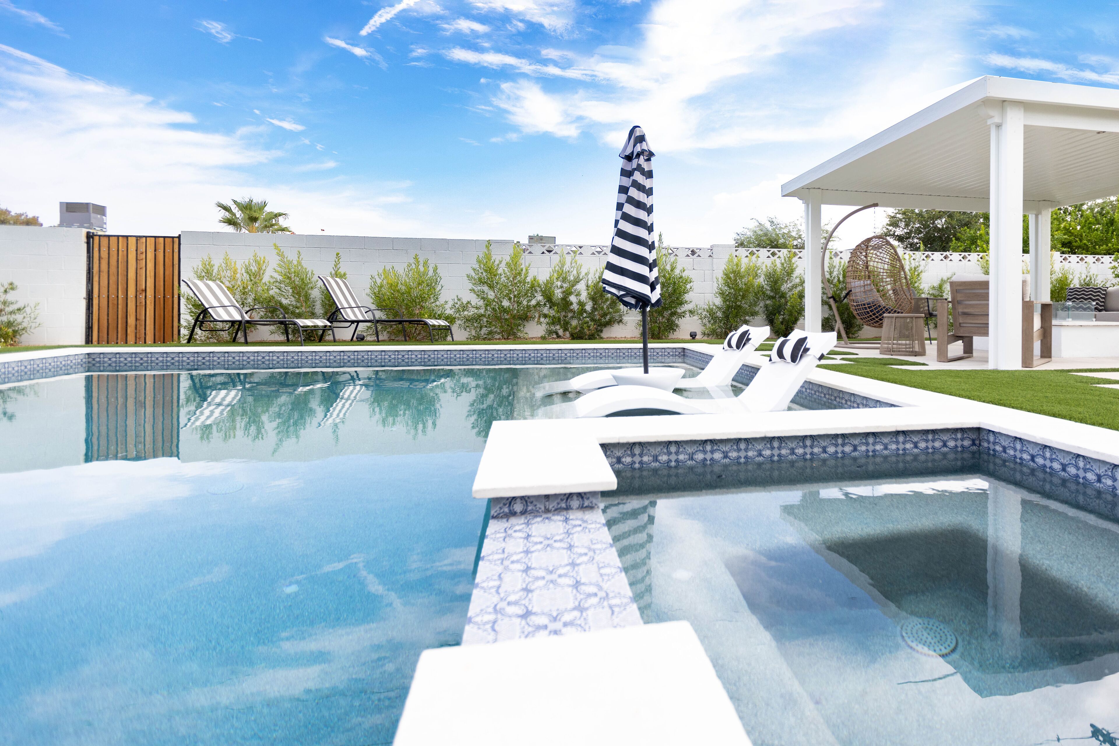 Utendørsbasseng og et oppvarmet basseng