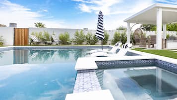 Alberca al aire libre y alberca climatizada