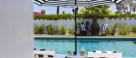 Alberca al aire libre y alberca climatizada