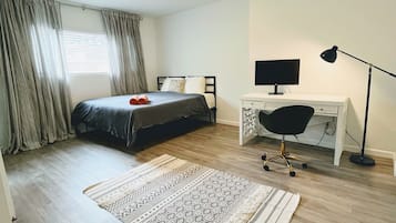 3 bedrooms, in-room safe, desk, free WiFi