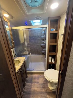 Shower, hair dryer, towels, soap - Cozy 2 bedroom RV with pool (Leander)