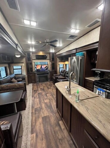 Cozy 2 bedroom RV with pool