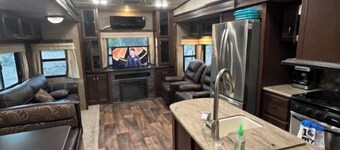 Cozy 2 bedroom RV with pool