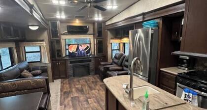 Cozy 2 bedroom RV with pool