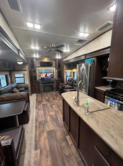 Cozy 2 bedroom RV with pool