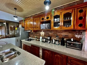 Een koelkast, een magnetron, een oven, een kookplaat