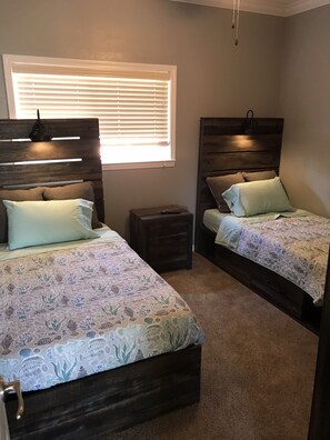 2 bedrooms, iron/ironing board, free WiFi, bed sheets - Beautiful Long Beach Condo with Ocean View! (Long Beach)