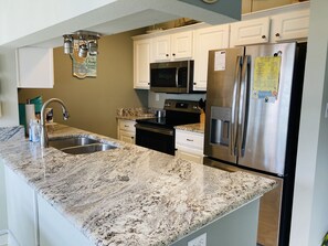 Een koelkast, een magnetron, een oven, een kookplaat