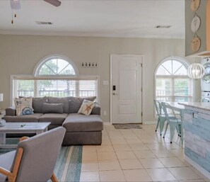 Smart TV, books - Beautiful Long Beach Condo with Ocean View! (Long Beach)