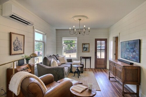 An authentic downtown Roslyn home! Walk everywhere, pets welcome!