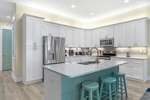 Refrigerador, microondas, horno y parrilla de estufa 