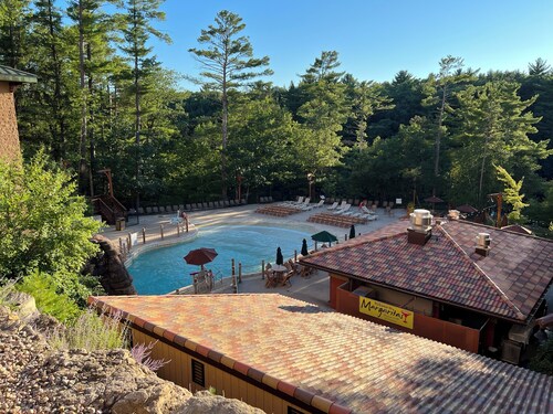 Beautiful Condo in Wisconsin Dells w/Outdoor Pools!