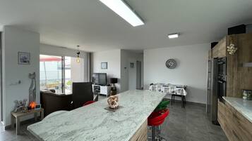 Réfrigérateur, micro-ondes, four, lave-vaisselle