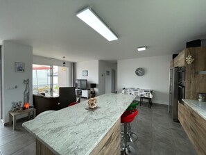 Fridge, microwave, oven, dishwasher - Chez Nicolas - Sendets (SENDETS)