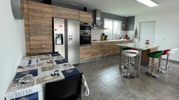 Réfrigérateur, micro-ondes, four, lave-vaisselle