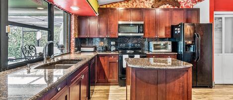 冰箱、微波炉、烤箱、炉灶