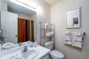 Hair dryer, towels - Innsbrook Vacation Condo 223 (Ruidoso)