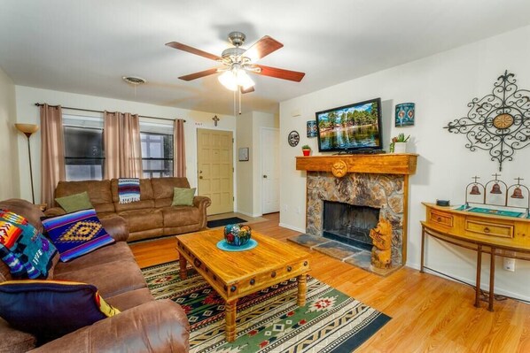 TV, fireplace - Innsbrook Vacation Condo 223 (Ruidoso)