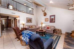 TV, fireplace - Innsbrook Vacation Townhome 108 (Ruidoso)
