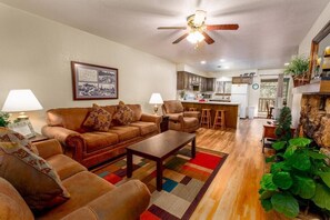 TV, fireplace - Innsbrook Vacation Condo 224 (Ruidoso)