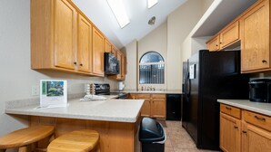 Coffee/tea maker, fridge, microwave, oven - Innsbrook Vacation Townhome  214F (Ruidoso)