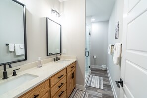 Combined shower/bathtub, hair dryer, towels, soap