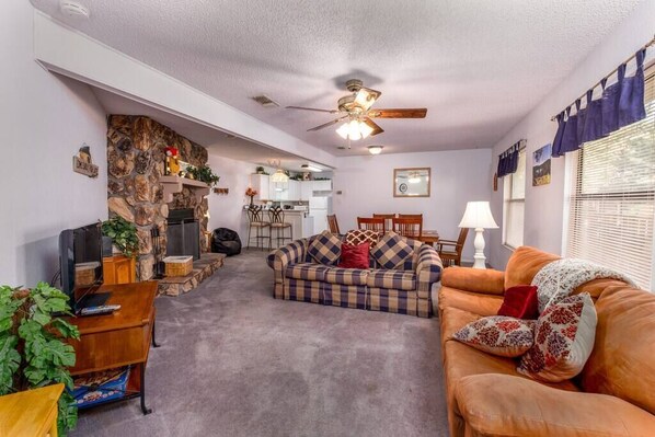 TV, fireplace - Innsbrook Vacation Condo 32 (Ruidoso)