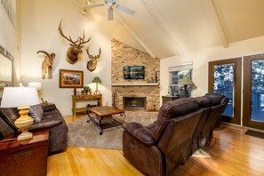 TV, fireplace - Innsbrook Vacation Townhome 46 (Ruidoso)