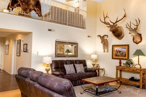 TV, fireplace - Innsbrook Vacation Townhome 46 (Ruidoso)