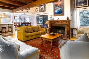 Télévision, cheminée, baby-foot