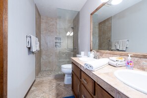 Secador de pelo, toallas