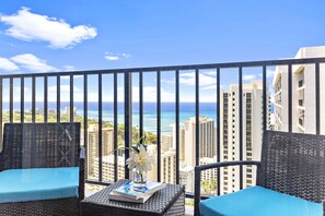 Property grounds - Beautifully Remodeled Ocean View Condo + Parking (Honolulu)