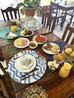 Tägliches inbegriffenes kontinentales Frühstück