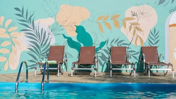 Utomhuspool med öppettider 08.00 till 20.00, och solstolar